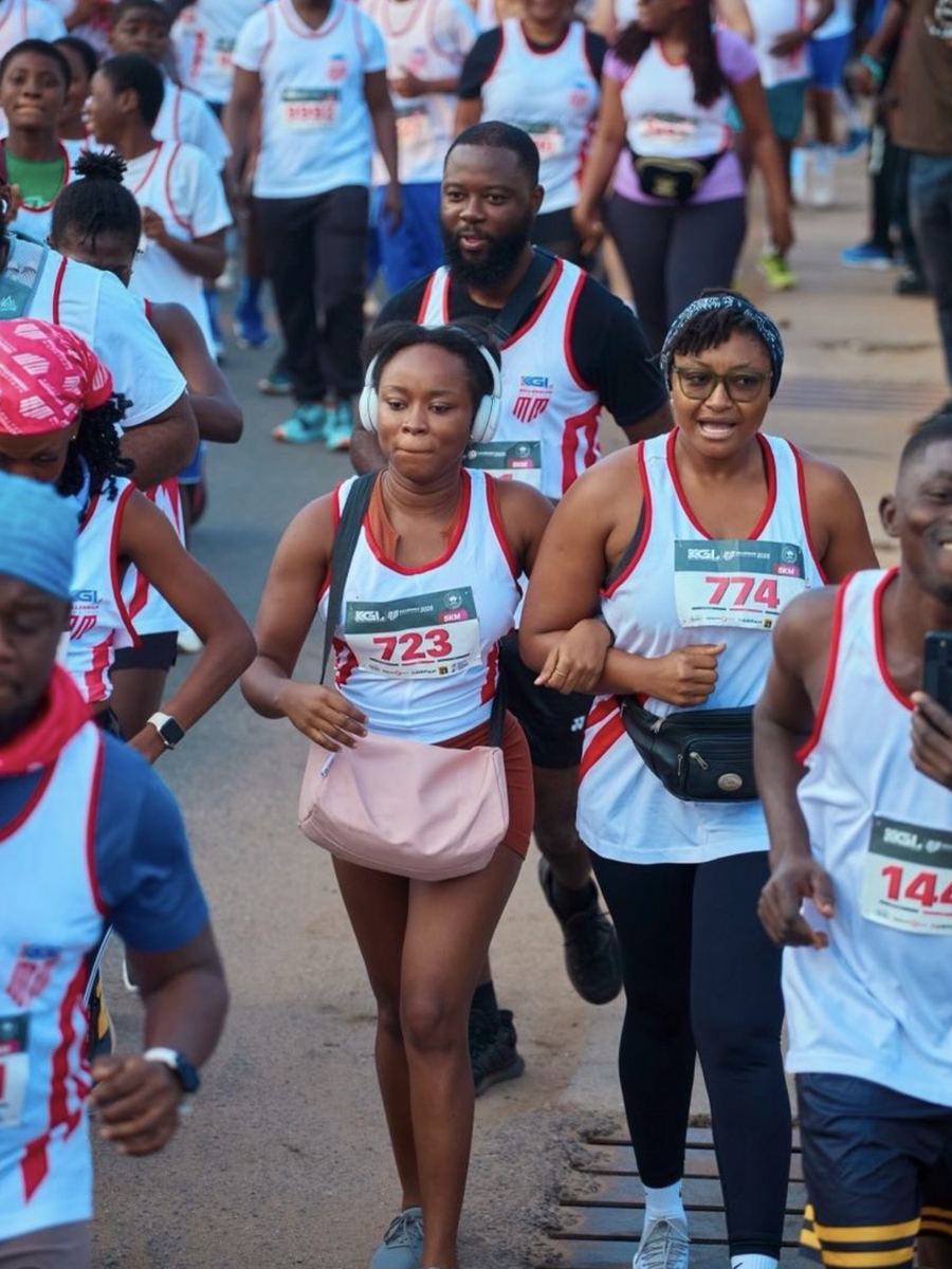 A 5K field setting off, hundreds deep
